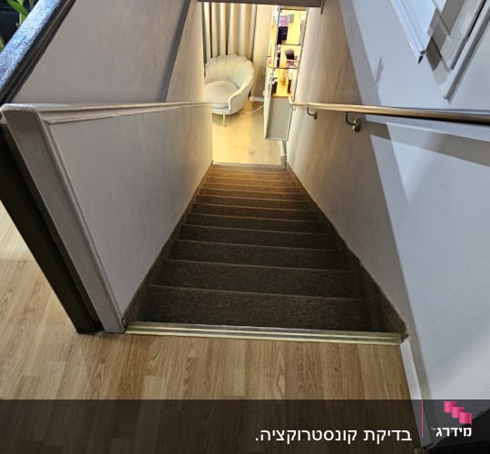 מבט מלמעלה על גרם מדרגות פנימי בבית מגורים